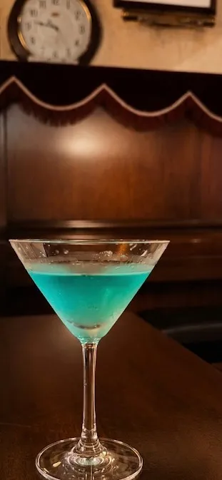 人文知の日本酒カクテル（会津の地酒ベースの青いカクテル）